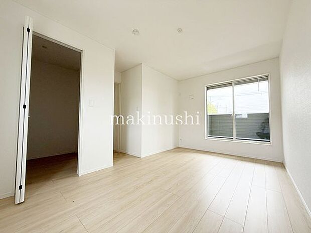 明るい洋室です。寝室にもお子様のお部屋にもご利用頂けます。