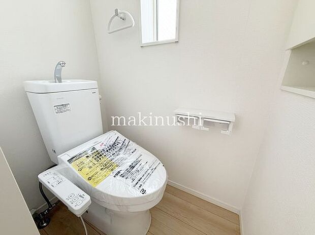 ・快適な温水洗浄便座付きのトイレです。毎日使うトイレが綺麗だと嬉しいですね。