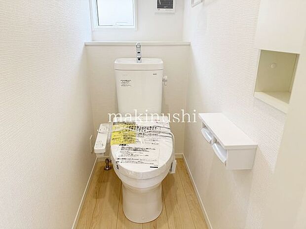 トイレ・トイレは1階と2階にあります。窓が有るので明るさを得て換気も出来ますね。