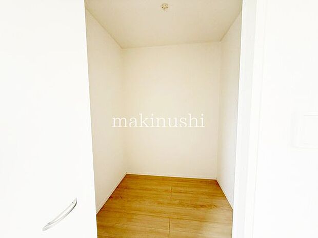 ・ウォークインクローゼット2箇所有り、たくさんのお洋服も楽々収納できます。お洒落を楽しみたい方に嬉しいですね。