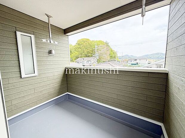 バルコニーインナーバルコニーは天候の影響を受けにくく、雨の日でも洗濯物が干しやすい便利な空間。プライバシー性と開放感を両立しています。