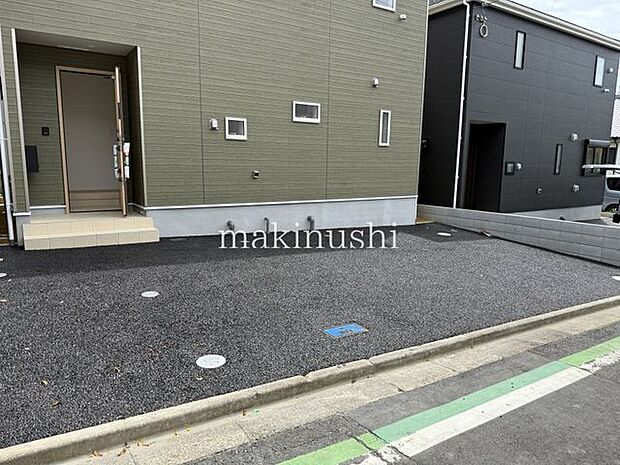 前面道路との高低差が無く、日々の車の出し入れも安心です。自転車バイクも沢山駐車可能です。