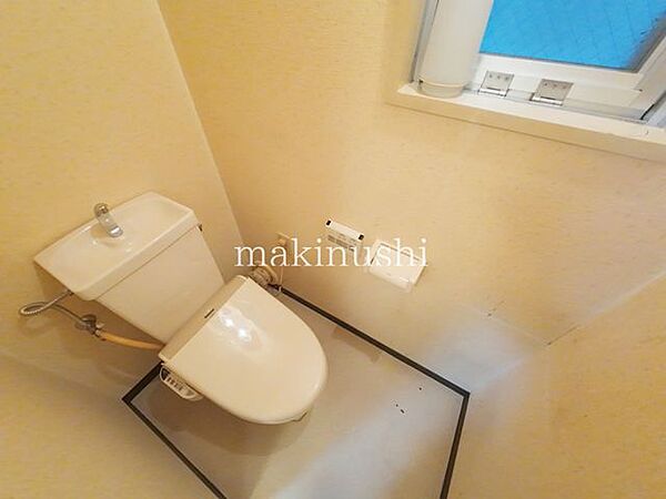 トイレ窓付きの明るいトイレ、快適な温水洗浄便座付きです。
