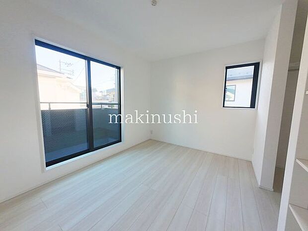 寝室二面採光のお部屋になり風通しの良いお部屋です