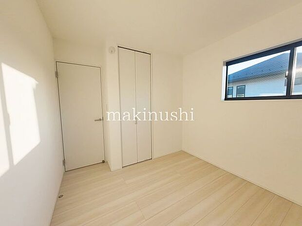 子供部屋フローリングなので、ちょっとした汚れがあってもお掃除ラクラクです。