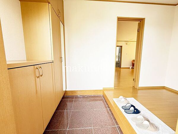玄関広々した玄関でお客様をお迎えできます、大きな玄関収納で靴の整理にも困りません。