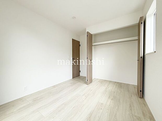 子供部屋 約5.2帖全室フローリングなので、ちょっとした汚れはモップでサッとお掃除できます。