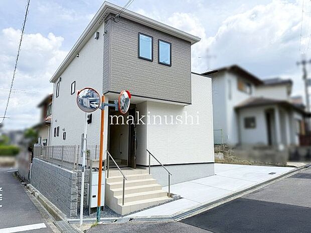 前面道路含む外観閑静な住宅街で落ち着いた時間を過ごせますゆったりとした暮らしをお望みの方に。