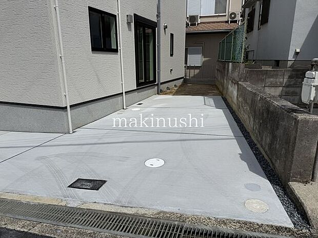 駐車場前面道路との高低差が無く、日々の車の出し入れも安心です。