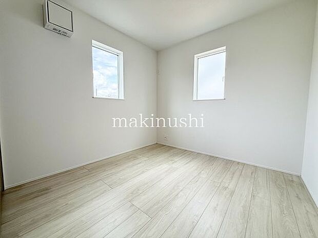 洋室 約4.5帖白いクロスがシンプルな洋室はアレンジしやすいので住まう人のセンスの見せ所です。お気に入りのインテリアで個性を演出できます。