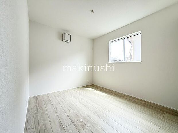 洋室 約5.2帖ベットや家具も置ける十分なお部屋です。木の温もりがやさしいフローリングはラグやカーペットでアレンジOK