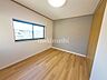 洋室：ベットや家具も置ける十分なお部屋です。木の温もりがやさしいフローリングはラグやカーペットでアレンジOK
