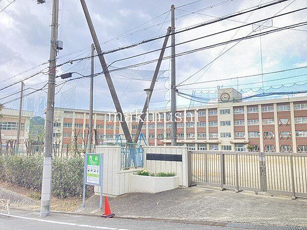 柏原市立旭ケ丘小学校 徒歩13分。 1020m