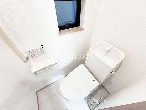 トイレトイレは1階と2階にあります、夜のおトイレも階段を上り下りしないですみますね。
