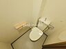 トイレ：トイレスッキリしたフォルムで圧迫感を感じさせないトイレです。お掃除のしやすさもポイントです。