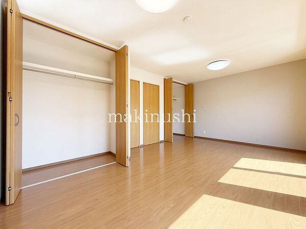 寝室　約11.2帖一日の疲れをゆっくりと癒すための大切なプライベート空間です。落ち着いた雰囲気の中で心身をリセットでき、静かで快適な睡眠環境を確保できます。牧主住宅開発北野田店まで