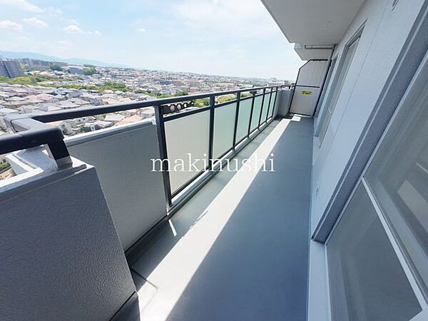 バルコニー面積約12.42m2のゆとりあるバルコニーは、2部屋にまたがるワイドな設計で、開放感と使い勝手の良さが魅力。たっぷりと陽光と風を取り込みます