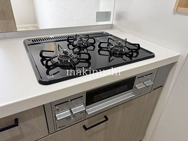 キッチン煮込みや炒め物等、異なる調理を同時進行できる三口コンロ。手早くお料理して時間を節約したい方に必須の設備です。