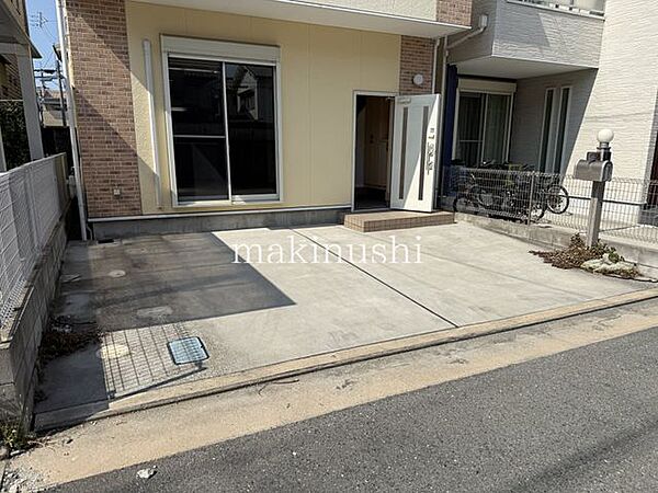 駐車場前面道路との高低差が無く、日々の車の出し入れも安心です。