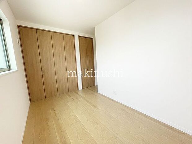 子供部屋　約5.5帖お子様のお部屋にぴったりな洋室です。フローリング仕様でお手入れしやすく、クローゼットも完備。衣類や荷物をすっきり収納でき、成長に合わせて長く使える快適な空間です。