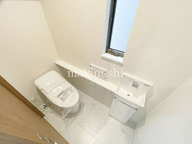トイレトイレは1階・2階の2カ所に設置。夜間や忙しい朝も階段の上り下りをすることなく利用でき、ご家族が多いご家庭でも順番待ちが少なく、毎日を快適に過ごせます。