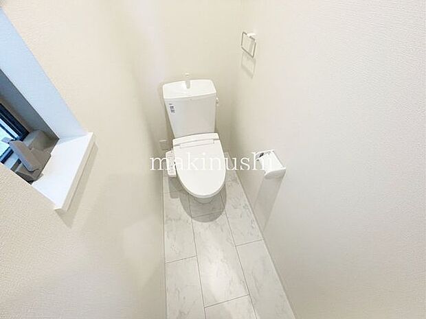 トイレ快適な温水洗浄便座付きのトイレを採用。毎日使う場所だからこそ、清潔で使いやすい設備が魅力です。快適な暮らしを支える、うれしい仕様となっています。