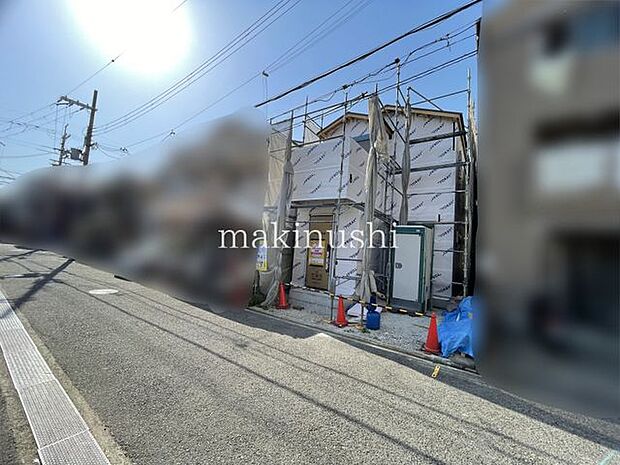 前面道路含む外観堺市中区福田　新築戸建【建築中】前面道路は約4.7mと広いので、日々の車の出し入れも安心です。