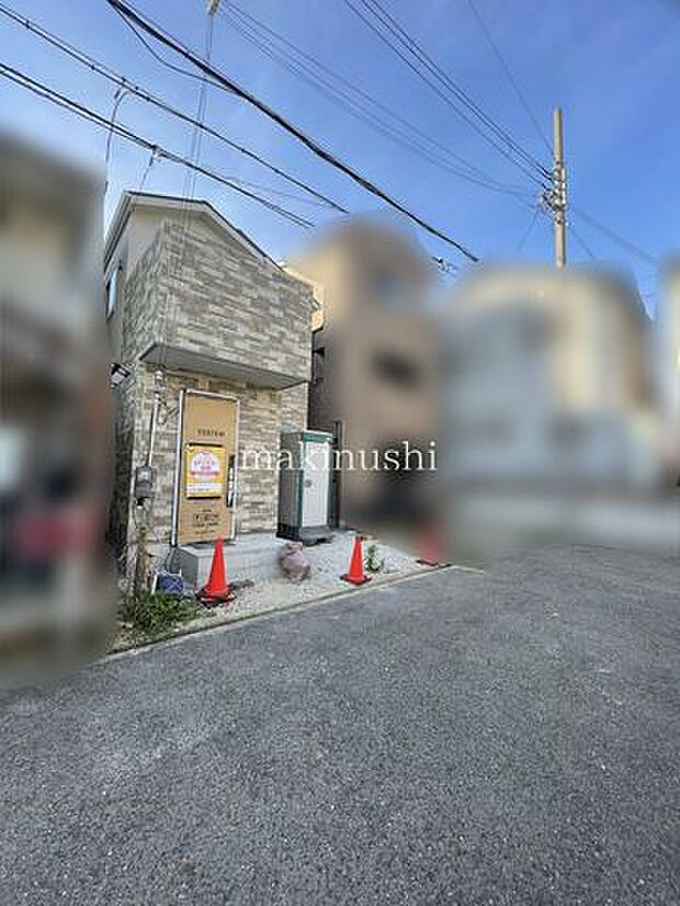 前面道路含む外観堺市中区福田　新築戸建【建築中】前面道路は約4.7mと広いので、日々の車の出し入れも安心です。
