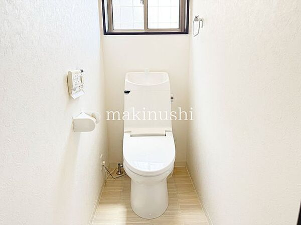 トイレ窓付きのトイレで自然光が差し込み、換気もしやすく清潔で快適な空間を保てます。