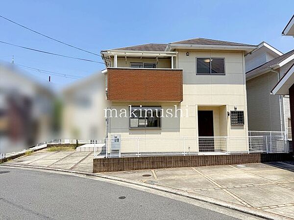 前面道路含む外観高低差のないフラットな土地で、車の出し入れもスムーズに行え、日々の駐車が快適な住環境です。