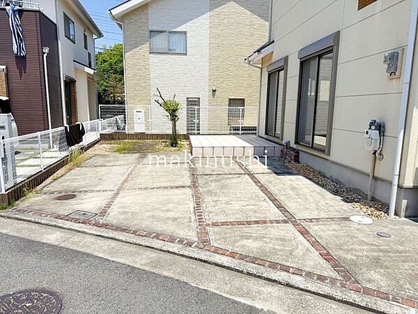 駐車場前面道路との高低差がなく、車の出し入れがスムーズで、毎日の駐車も安心して行える利便性の高い立地です。