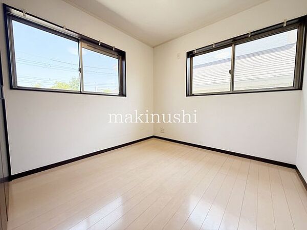 子供部屋（洋室）　約5.0帖通風良好な約5.0帖の子供部屋で、心地よい風が通り抜け、明るく快適に過ごせる空間です。