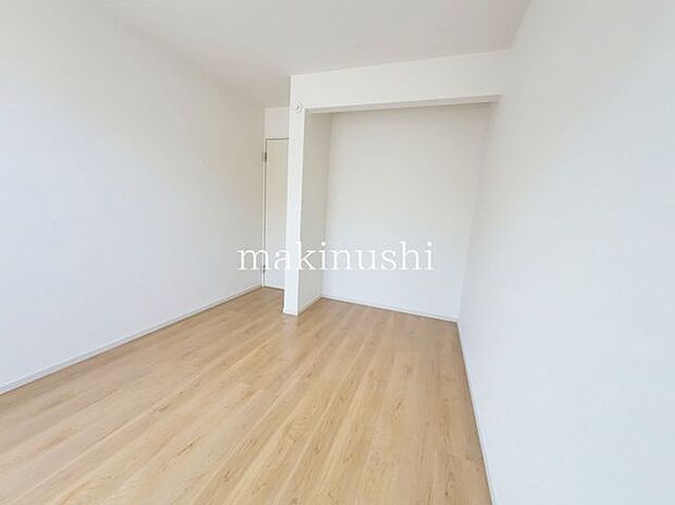 子供部屋　約5.2帖全室フローリング仕様のため、お掃除もスムーズ。ちょっとした汚れもサッと拭き取れて清潔に保てます。
