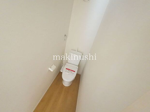 トイレトイレは1階と2階にあります、夜のおトイレも階段を上り下りしないですみますね。
