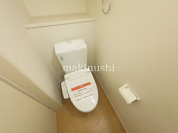 トイレ快適な使い心地を実現する温水洗浄便座を設置。清潔感を保ちやすく、毎日を心地よくサポートします。
