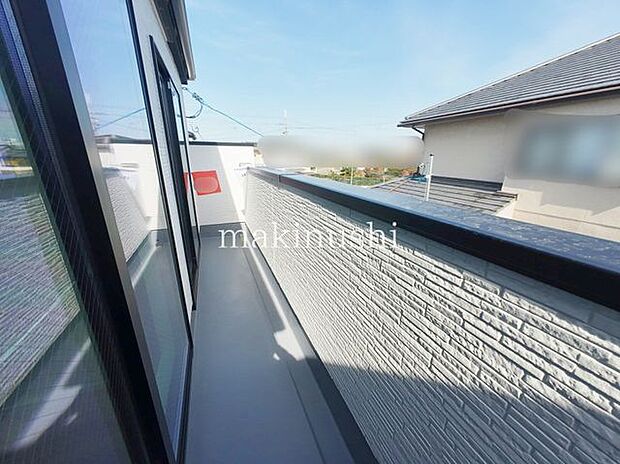 バルコニー二部屋にまたがるバルコニーで、採光・通風に優れ、開放感のある心地よい空間を実現します。