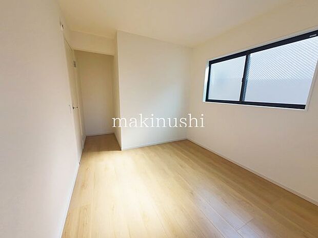 洋室　約5.5帖約5.5帖の洋室は二面採光を採用。心地よい陽光と風が通り抜ける、明るく快適な空間です。
