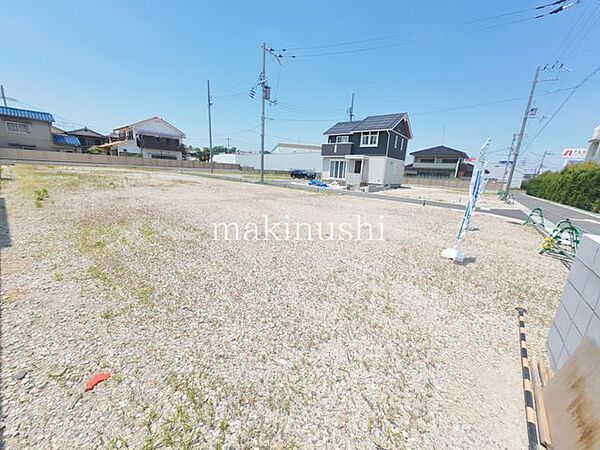 前面道路含む外観河内長野市本多町は、落ち着いた住環境が魅力のエリアで、ゆったりとした雰囲気の中で暮らせます。