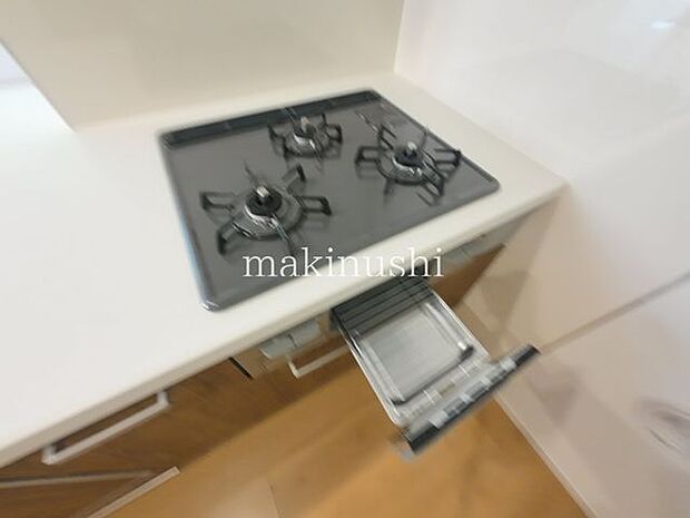 キッチン煮込みや炒め物等、異なる調理を同時進行できる三口コンロ。手早くお料理して時間を節約したい方に必須の設備です。