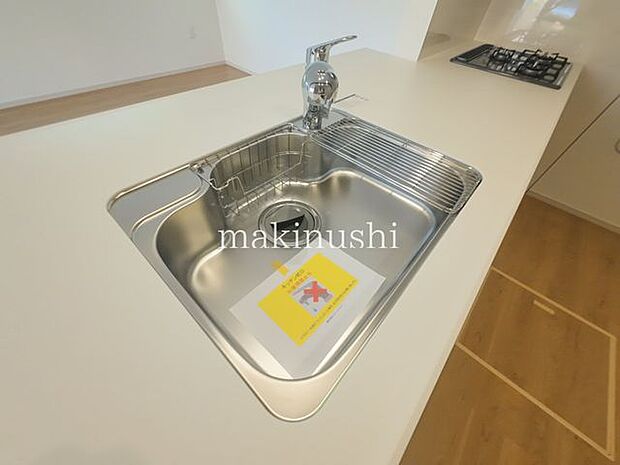 キッチン広々としたシンクは洗い物がしやすく、調理中の作業もスムーズに行える使い勝手の良い設計です。毎日の家事効率を高め、快適なキッチンワークをサポートします。清掃性にも優れた仕様です。