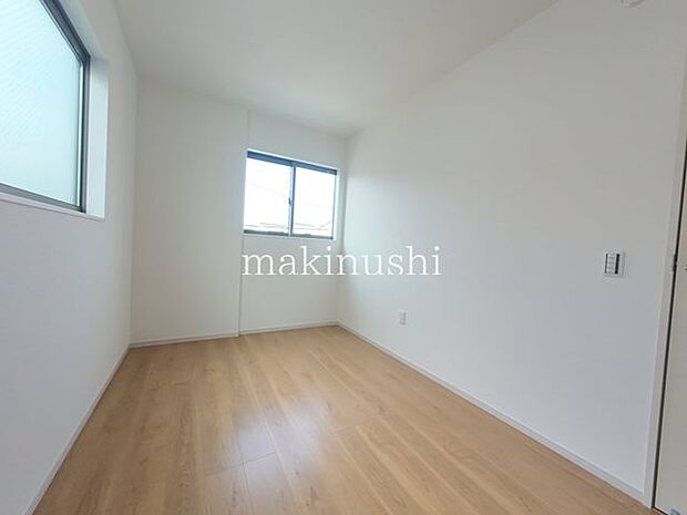 子供部屋 約5.0帖二面採光で明るく風通しの良い快適空間。異なる方向から光と風を取り込ます。日中は自然光で過ごせて開放感もたっぷり。心地よい住環境が魅力です。
