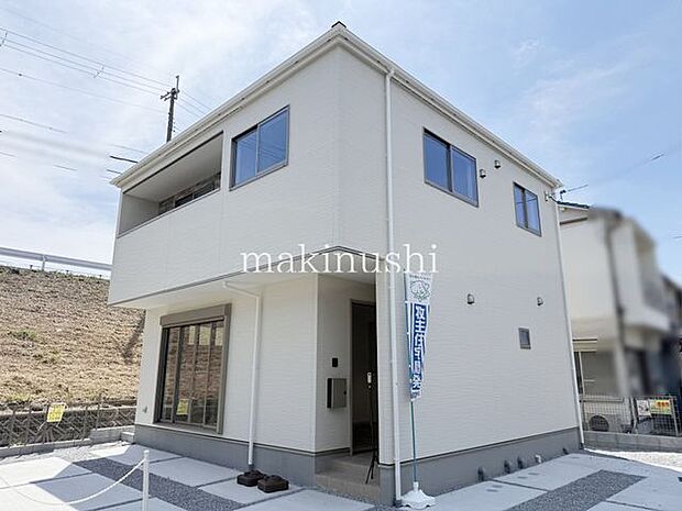 前面道路含む外観大阪狭山市東野中1丁目は静かで落ち着きのある住宅地です。2026年6月完成の新築戸建で、お客様のご都合に合わせて内覧いただけます。お気軽にお問い合わせください。