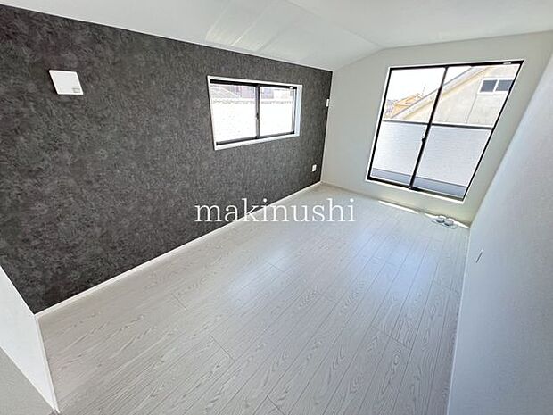 寝室　約7.5帖寝室は約7.5帖のゆとりある広さを確保し、バルコニーに面した明るく開放感のある洋室。心地よい採光と通風が魅力のプライベート空間です。