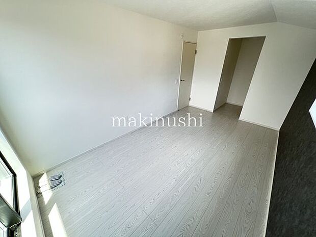 寝室　約7.5帖寝室は約7.5帖のゆとりある広さを確保し、ＷＩＣ付きで収納力も充実。衣類や荷物をすっきり整理でき、快適に過ごせるプライベート空間です。
