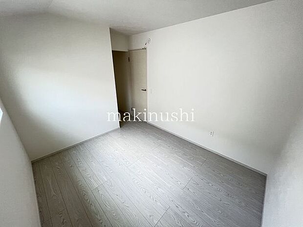 子供部屋　約5.5帖子供部屋は約5.5帖の使いやすい広さを確保し、清潔感のある白い内装で明るく爽やかな印象。成長に合わせて多目的に使える洋室です。