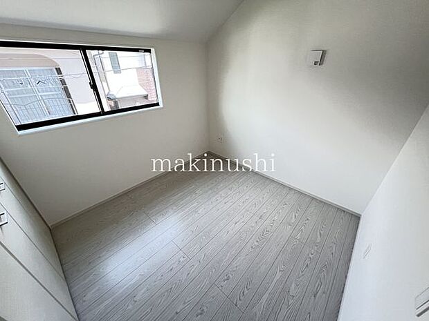子供部屋　約5.5帖子供部屋は約5.5帖の使いやすい広さを確保し、白を基調とした明るく清潔感のある空間。勉強や遊びにも集中しやすく、成長に合わせて多目的に使える洋室です。
