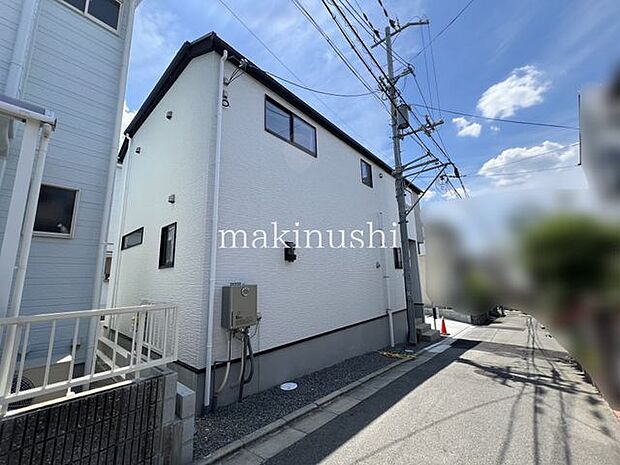前面道路含む外観羽曳野市野々上5丁目　新築戸建☆完成済です！内覧等は、お気軽にお問い合わせください。