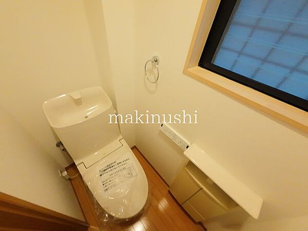 トイレ窓のある清潔なトイレで、自然換気ができ明るく快適な空間。毎日気持ちよく使える衛生的な設備です。
