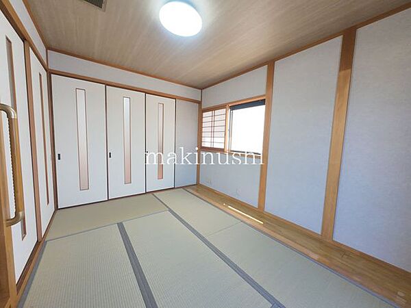 和室　2階部分リビングとつながりながらも落ち着ける“もう一部屋”として使える便利な空間です。扉を開ければLDKと一体の広々空間としても活用できます。