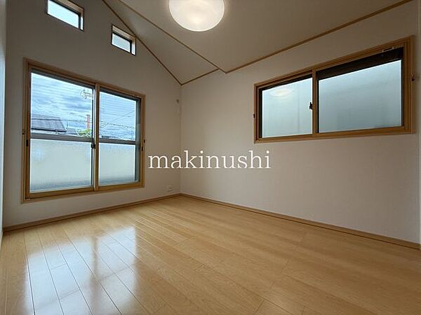 子供部屋　約6.0帖二面採光のお部屋は、複数方向から自然光が差し込むため、室内が明るく開放感のある空間となっています。